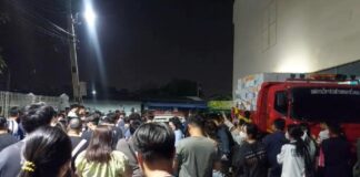 Innbyggere i Chonburi møter valgkommisjonen og ber om inspeksjon av valgurner før formell forespørsel om omtelling i valgkrets 1