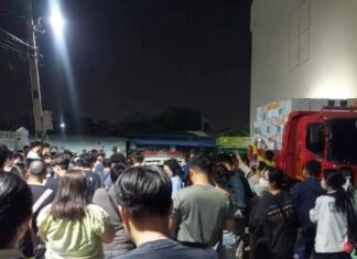 Chonburin asukkaat tapaavat vaalilautakunnan ja pyytävät äänestyslippujen tarkastusta ennen virallista uudelleenlaskentapyyntöä vaalipiirissä 1