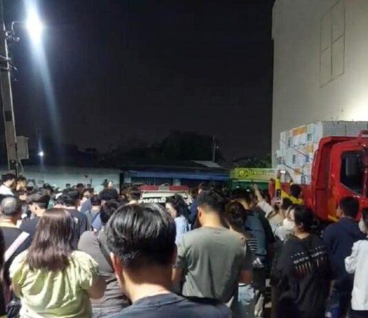 Жители Чонбури встретились с Избирательной комиссией и потребовали проверки избирательных урн перед официальным запросом на пересчет голосов в избирательном округе № 1.