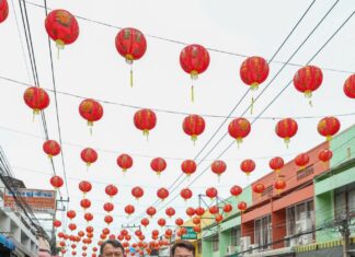 Власти Паттайи осматривают украшения в виде фонарей «Тэн Ланг» в районе На Клуэа в преддверии китайского Нового года.