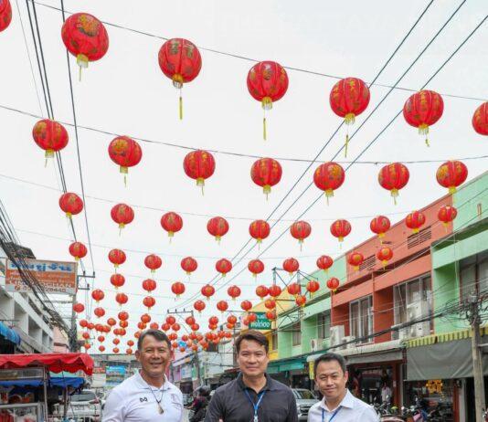 I funzionari di Pattaya ispezionano le decorazioni delle lanterne "Teng Lang" a Na Kluea prima del festival del Capodanno cinese