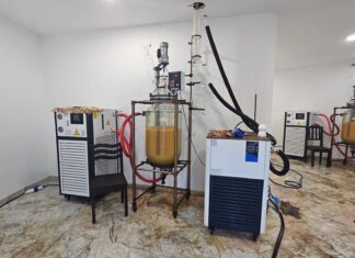 Des ressortissants chinois arrêtés à Pattaya lors d'une descente dans une luxueuse résidence pour suspicion de production de précurseurs de drogue.