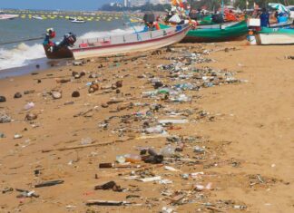 Власти Паттайи убирают с пляжа Джомтьен морской мусор, принесенный муссонами.