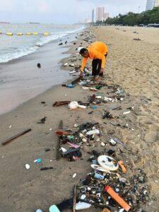 Pattaya Authorities Mobilize to Clear Extensive Marine Debris Washed Ashore on Jomtien Beach