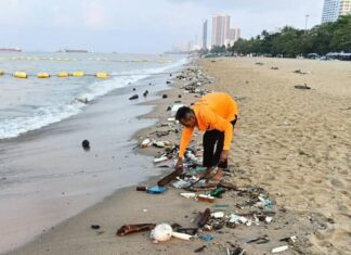Власти Паттайи мобилизовали силы для уборки обширного количества морского мусора, выброшенного на берег пляжа Джомтьен.