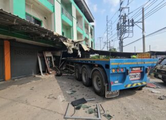 Dos personas resultaron heridas en Pattaya después de que un camión de 18 ruedas se estrellara contra un edificio comercial, causando daños importantes.