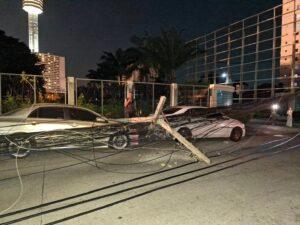Large Tree Collapse Triggers Chain Reaction as Power Poles Topple in Pattaya’s Phratamnak Soi 6, Causing Widespread Blackout