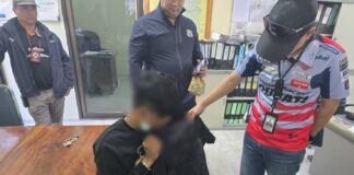 Mann in Korat wegen versuchten Raubüberfalls mit Kehlschnitten an Berufsschülern in der Nähe von Pattaya festgenommen