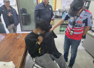 Uomo arrestato a Korat per aver tagliato la gola a degli studenti di una scuola professionale in un tentativo di rapina vicino a Pattaya
