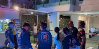 Skadet, beruset amerikansk mann kollapser og søker hjelp i leilighet i Pattaya etter tilsynelatende overfall.