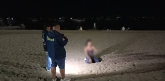 Huolestuneet kansalaiset kehottavat Pattayan poliisia ryhtymään lisätoimiin kodittoman transnaisen suhteen, joka käyttää avoimesti metamfetamiinia Pattayan rannalla