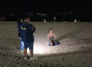 Des citoyens inquiets exhortent la police de Pattaya à prendre des mesures supplémentaires concernant une femme transgenre sans-abri qui consomme ouvertement de la méthamphétamine sur la plage de Pattaya.