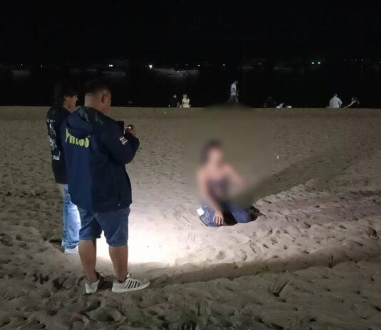 I cittadini preoccupati esortano la polizia di Pattaya a prendere ulteriori provvedimenti nei confronti della donna transgender senza fissa dimora che usa apertamente metanfetamina sulla spiaggia di Pattaya