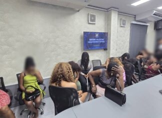 La police et les agents de l'immigration de Pattaya mènent une opération de répression contre la prostitution présumée en bord de mer ; 20 femmes, pour la plupart étrangères, sont arrêtées.