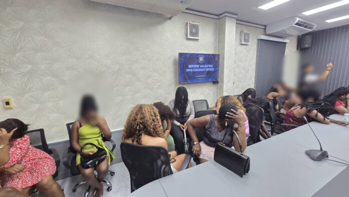 Полиция Паттайи и иммиграционные офицеры проводят рейд против подозреваемых в проституции на набережной, арестованы 20 в основном иностранных женщин