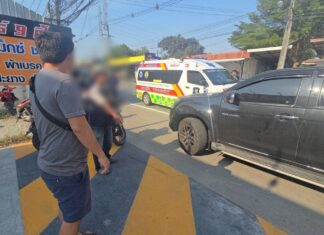 Imágenes de CCTV capturan un grave accidente de motocicleta en Sri Racha cuando un motociclista adelanta a una camioneta que se dirigía hacia un taller de neumáticos.