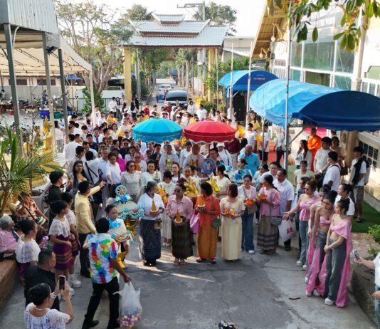Семья провела церемонию посвящения в монахи двух послушников в храме Ват Кхао Бунми Дарарам в Бангламунге.