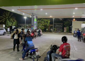 중동 분쟁으로 인한 휘발유 공급 차질 우려로 파타야 주민들이 주유소로 몰려들고 있다.