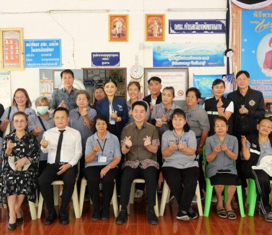 Le maire de Pattaya rend visite aux bénévoles du centre de santé communautaire Chum Sai et souligne leur rôle crucial dans les soins de santé publique.