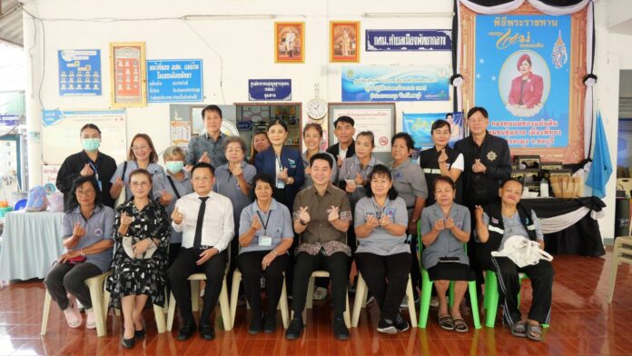 Мэр Паттайи посетил добровольцев общественного здравоохранения Чум Сай, сосредоточив внимание на их ключевой роли в общественном здравоохранении