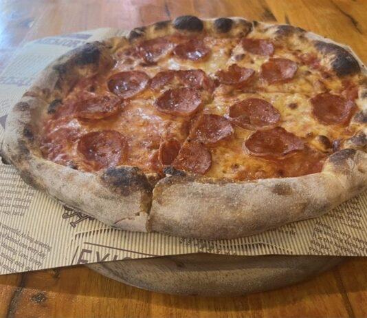 ホーム・アンド・アウェイ・ハニー・ピザ パタヤの中心にある最高のピザ