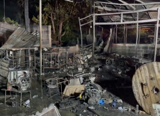 Un incendie dévastateur ravage un magasin d'autoradios dans la région de Pattaya ; le propriétaire est en larmes alors que les dégâts sont estimés à près d'un million de bahts.