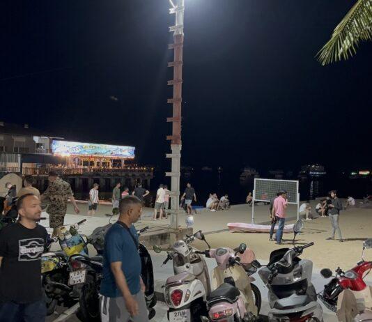 Des touristes étrangers se baignent nus sur la plage de Pattaya sous les yeux de passants choqués.