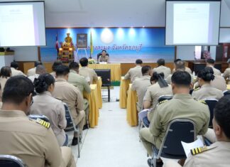Le district de Banglamung tient une réunion mensuelle avec les chefs de district et les responsables.