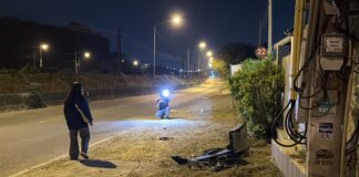 Conductor de camioneta Ford da marcha atrás y embiste un sedán estacionado, causando graves daños en Pattaya. Los vecinos sospechan que fue intencional al darse a la fuga sin denunciar a la policía.