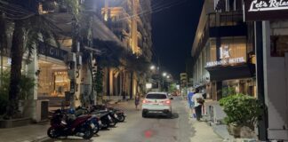 Las redes sociales se vuelven locas cuando un extranjero desnudo corre por Soi 12 en Pattaya, agarrándose la ingle en aparente pánico, dejando a los locales desconcertados.