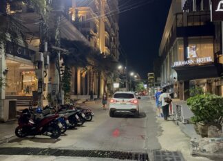 В социальных сетях разгорелся ажиотаж после того, как голый иностранец пробежал по улице Сой 12 в Паттайе, держась за пах в явной панике, что поставило местных жителей в тупик.