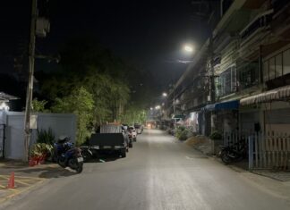 파타야에서 미등록 오토바이를 탄 대담한 오토바이 절도범들이 복권 판매원의 혼다 웨이브를 훔쳐 달아난 혐의로 피해자가 경찰의 수사를 촉구했습니다.