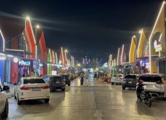 Un homme de 25 ans signale une violente agression commise par plusieurs hommes devant une salle de spectacles à Pattaya ; plusieurs personnes ont été blessées. La police lance une chasse à l’homme.