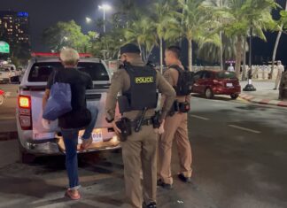 أثار شجار عنيف بين رجل تأجير حصائر الشاطئ وسائق دراجة نارية أجرة على شاطئ باتايا، حيث استخدم مفك براغي وسكين، حالة من الذعر بين السياح.