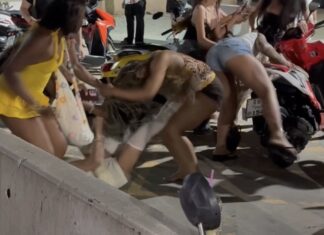 Une violente bagarre a éclaté devant Walking Street à Pattaya entre des touristes étrangères et un groupe de femmes transgenres thaïlandaises.