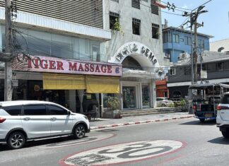 Une vidéo virale montre un grand étranger noir frappant un Thaïlandais à Pattaya avant d'être poursuivi et battu par des habitants.