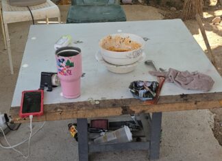 В Шри-Раче в конюшне для буйволов найден повешенным мужчина. Отец утверждает, что у сына были проблемы с алкоголем, и он слишком много думал о мелочах.
