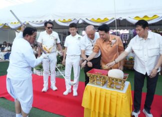 Le maire de Pattaya assiste à la cérémonie de fonte de la statue en bronze en l'honneur de Luang Pho Bunmi, fondateur de l'école Phothisamphan