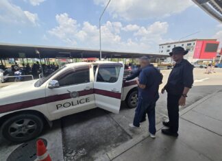 La police de l'immigration de Rayong, en collaboration avec la police métropolitaine de Bangkok, a arrêté un fugitif indien en vertu d'un mandat d'arrêt pour fraude.