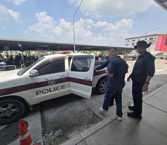 Policja imigracyjna Rayong wraz z policją metropolitalną Bangkoku aresztowały zbiegłego Hindusa na podstawie nakazu za oszustwo
