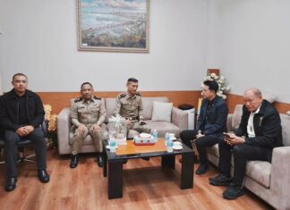 Der Bürgermeister von Pattaya begrüßt den neuen Kommandanten des Spezialgefängnisses von Pattaya.
