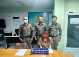 芭堤雅旅游警察逮捕一名变性女子,该女子涉嫌盗窃一名印度游客价值30,000万泰铢的金项链。