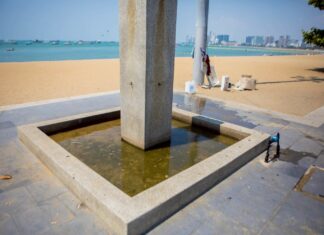 Stillastående, illaluktande fottvättställ på South Pattaya Beach utlöser akuta behov av reparation