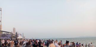 Miasto Pattaya nasila nielegalną sprzedaż i wynajem krzeseł plażowych i mat na lokalnych plażach