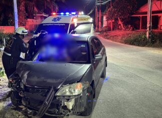 술에 취한 여성이 승용차를 몰고 주택 벽에 충돌하는 사고가 발생했으며, 차량 내부에서 마약 관련 도구가 발견되었습니다.