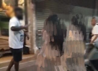 Две трансгендерные женщины в чем мать родила преследовали индийского туриста на пляже в Паттайе, шокировав очевидцев.