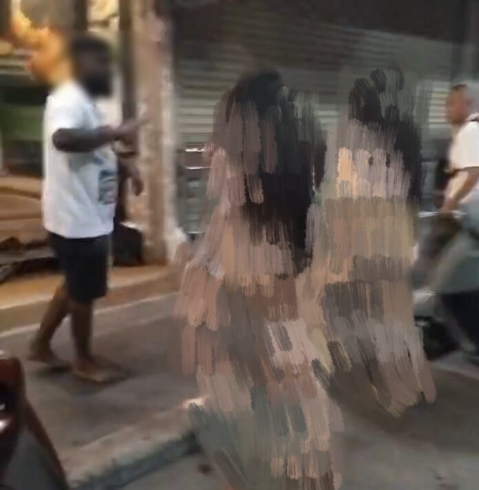 Две трансгендерные женщины в своих рожденных костюмах преследуют индийского туриста на пляже Паттайи, шокируя зрителей