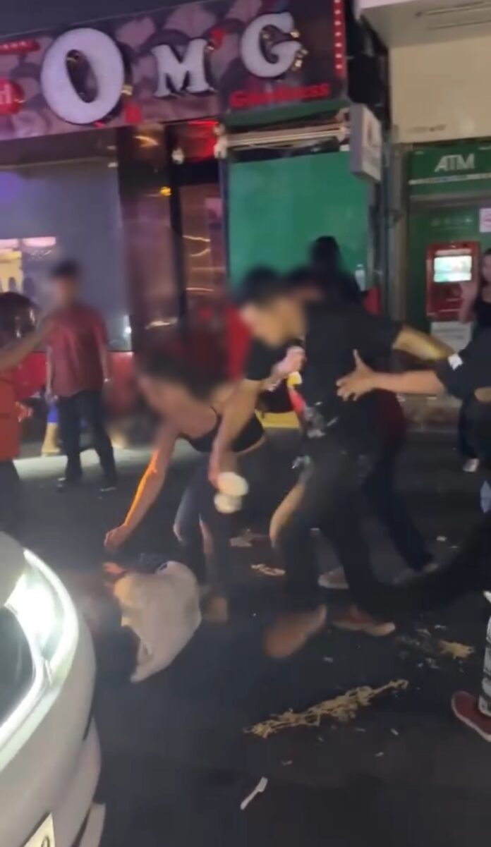 Полиция Паттайи расследует вирусное видео дикой хаотичной драки на Улице ходьбы