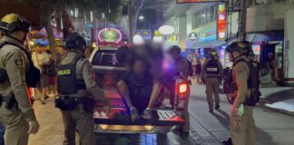 Британский турист арестован после того, как, предположительно, нанес ножевые ранения британскому бармену в пивном баре в Паттайе; второй подозреваемый скрылся.