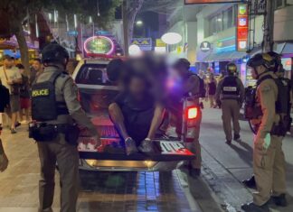 Un touriste britannique arrêté après avoir prétendument agressé à l'arme blanche le gérant d'un bar britannique à Pattaya ; un deuxième suspect est en fuite.